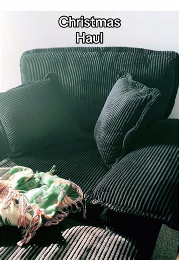 Christmas Haul - Books, cozy things and all the good vibes 🎄 Santa definitely understood the assignment! #christmasgifts #christmashaul #readingchair #booktokfypage #wicked