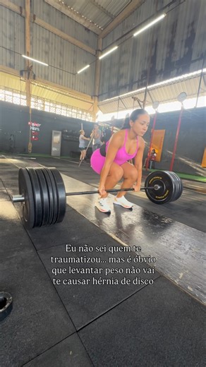 Andréa Araujo | Fisioterapeuta & Osteopata✨ on Instagram: "Eu não sei quem te traumatizou… mas levantar peso não causa hérnia de disco. O que machuca é a falta de preparo, de orientação e de progressão adequada. Não tenha medo de praticar um esporte por “achar” que vai piorar ou porque alguém te proibiu. Nenhum esporte é proibido o que existe é adaptação, orientação profissional e respeito aos seus limites. A fisioterapia entra justamente para avaliar, corrigir padrões, fortalecer e devolver seg