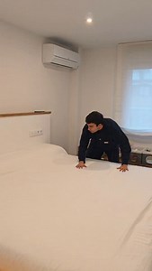 Así estamos durmiendo actualmente en casa 😅 Nos funciona y nos gusta. Así que todos contentos.✌🏼 Está claro que la habitación ha perdido en cuanto a decoración, pero se ha llenado de vida 😂🙌🏼 | Pedro del Castillo