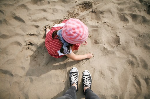 Helikopter Mutter: Definition, Ursachen und Folgen der Überbehütung