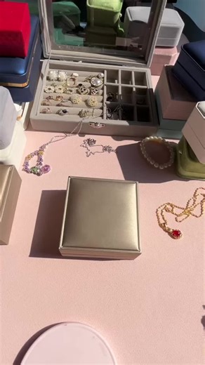 Timeless jewelry storage & elegant gifting solutions. ✨ Premium velvet boxes for rings, necklaces, and bracelets. Protect, organize, and showcase your treasures. #JewelryBox #Storage #Gifting #Luxury #Jewelry