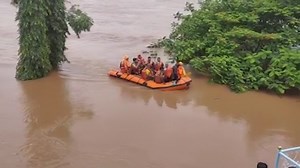 Vreme extremă în sudul Asiei. Aproape 140 de oameni și-au pierdut viața din cauza inundațiilor