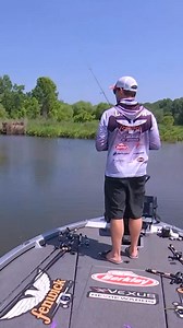 Who else likes to sight fish in shallow water? Better have polarized glasses! Keith Carson added another scoring fish to his Day 1 lead in Period 2 at Zenni Optical Stage 6 Presented by Athletic Brewing Company on the Potomac. Explore Charles County #bassfishing #sightfishing #largemouthbass #fishon | Major League Fishing