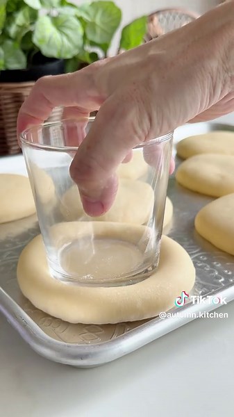 ~Basque Cheese Bun~ . Recipe yields 8 buns . *Basque cheese filling* 150g Cream cheese 25g sugar 1 egg 50g whipping cream ➡️ mix softened cream cheese with sugar till combined ➡️ add egg and whipping cream, mix till even and smooth. Keep in piping bag and set aside . *Streusel* 30g butter 15g Icing sugar 50g low protein flour ➡️ mix everything up to crumbly texture . *Swee Stiff Starter* 30g starter 90g high protein flour 40g water 20g sugar . *Dough* 200g high protein flour 20g sugar 4g salt 1e
