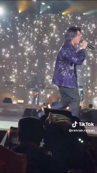 Mrs. GREEN APPLE Live Performance at Yokohama