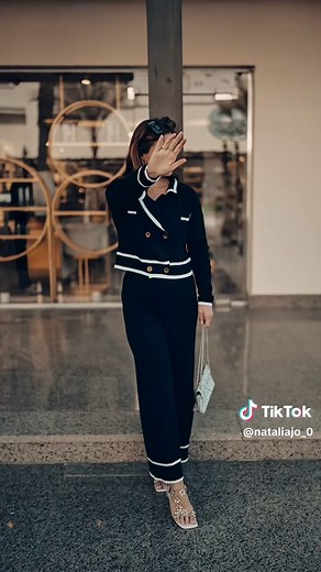 8 Stylish Poses for Women 📸