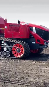 HORSCH ROBO…Seminatrice Autonoma di Horsch…i cingoli sono quelli di un Axion Terra trac, motoro da 300 cavalli, seminatrice Horsch Maestro 24 SV, sistema satellitare Trimble Agricultura…la macchina può essere controllata da Remoto con telecomando o con IPad..e’ in grado di vedere ostacoli e di segnalare se qualcosa va storto. L’intenzione di Michael Horsch e’ di mettere sul mercato questa macchina ad un prezzo inferiore rispetto ad un trattore 300 cv con seminatrice…ringraziamo moltissimo il nos
