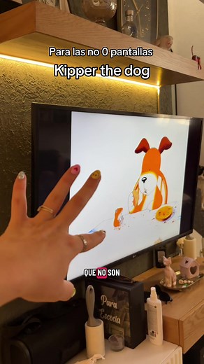 Si alguna vez necesitas 5-10 minutos para comer, ir al baño o respirar, esta caricatura es mucho más tranquila y menos sobreestimulante que muchas otras. #mamaprimeriza #posparto #kipperthedog #momlife #mommyblogger