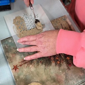 Quick tutorial on this snowflake border using golden dust effect paste ❤️ #flippinfurniturebytammyhuls #christmasdiyideas #redesignwithprima | Flippin Furniture by Tammy Huls