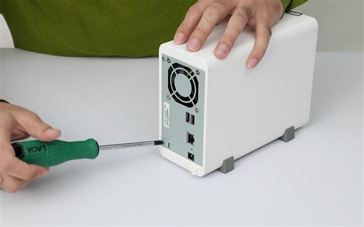 威联通上手教程系列：TS-212P3 开箱视频