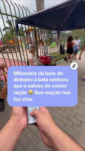 Milionario dá bolo de dinheiro à bela senhora que o salvou de comer ração