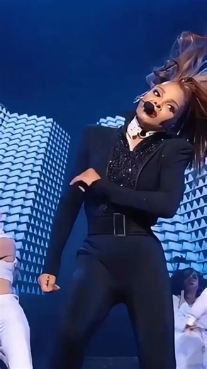 How these female stars handle wardrobe malfunctions on stage? #hashtagfbreelsviral #fblifestyle | SoulWhisper | Facebook