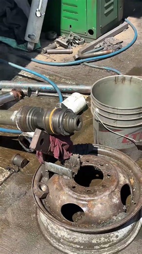 La mejor manera de quitar un tornillo muy apretado #taller #mecanica #torno #shortviral ￼