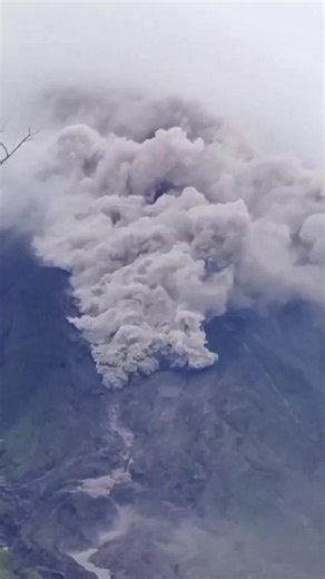 #JavaOriental || Reportan erupción del volcán Semeru en Java Oriental, Indonesia. | La Gaceta