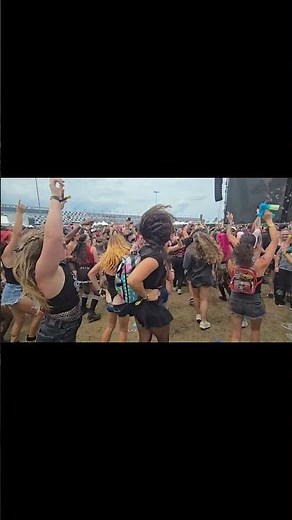 The Biggest Female Mosh Pit Welcome To Rockville Magnolia Park