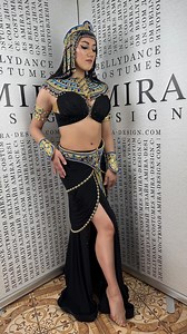 Cleopatra. A look you’ll never forget. This costume was created as a custom design — for a dance with presence and power. For a stage where every detail must command the room. Every element is thoughtfully crafted: ✨ A silhouette that highlights the body’s lines ✨ Statement shoulders and neckline — a regal collar ✨ Gold, blue, emerald — colors of power and energy ✨ Handcrafted down to the tiniest bead This is more than a costume for performance. It’s a legendary look. A costume where you don’t i