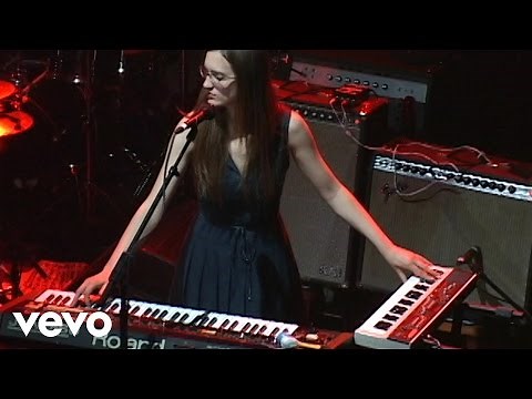 Au Revoir Simone - A Violent Yet Flammable World (Live)