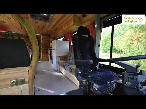 Habitat insolite: ils vivent dans un bus aménagé