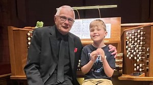 Former Child Prodigy Organist Praises Blind 8-Year-Old's Organ Skills