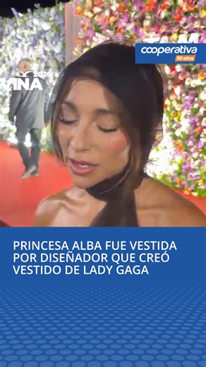 Princesa Alba contó tras su paso por la alfombra roja de la Gala del Festival de #Viña2026 ✨ que su vestido fue creado por Diego Cajas, quien fue parte del equipo que trabajó en la confección del look de Lady Gaga para el show del Super Bowl junto a Bad Bunny 🎤. La artista relató además que la inspiración de su diseño fueron los humedales contaminados 🌊, lo que busca dar un mensaje medioambiental a través de la moda. | Cooperativa
