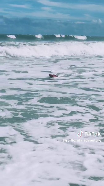 This little boat took on some gnarly waves out there and did it like a champ! 🤙🏻 #rcboat #ocean #florida #traxxas #stealthwake #hiddengem #rchobby #boatinocean