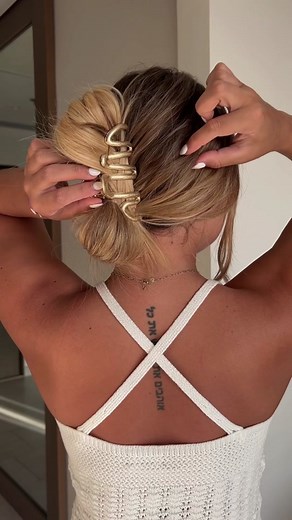 claw clip hairstyle 🔆💛 #hairstyle #hairtutorial