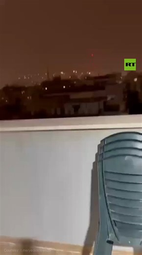 イランのミサイルが空から急降下し、中央イスラエルのペタフ・ティクヴァに直撃。爆発音が衝撃を受けた見物人に届くのに要した時間は数秒。