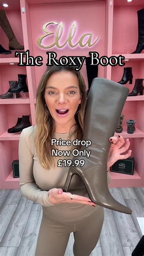 The Roxy Boot is amazing as they come in 2 different styles. 😍 We have them available in Pu and a magic stretch material up to a 50-55cm calf. Brilliant for your nights out as they are super comfy with only a 3.8inch heel. #ellashoes #nightout #boots #sale