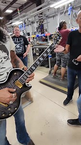 449K views · 9K reactions | #Slash at the Gibson Custom Shop in Nashville testing a beautiful Supreme Gibson Les Paul. Video by Meegan | Slash News | Facebook