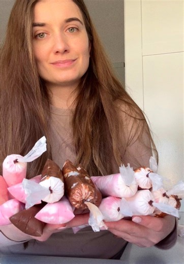 Vanilla Strawberry popsicles 🍦 Your kids will love them, and they take only about 30 minutes to make and you can eat them after about 5hours in the freezer. Heavy cream Condensed milk to your taste Vanilla bean paste Strawberry puree Disposable popsicle bags are on my Amazon list 👆🏻 #popsicles #usa #icecream