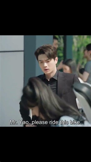 Just look at his hilarious reaction 🤣 Our wealthy boss’s first ride on the subway & bike 🚲 #yangzi