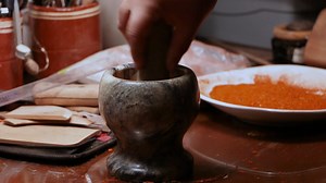 Sí el cempazuchitl absorbe todos los colores del espectro de luz visible excepto el naranja, podría decir que tengo casi todos los colores de luz en mi mano. 🥰 #pigmentosnaturales #naranja #mortero | Arte Carvajal Barragan