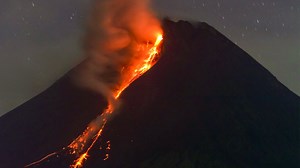 Lave en fusion et fumée noire : l'impressionnante éruption du volcan indonésien Merapi