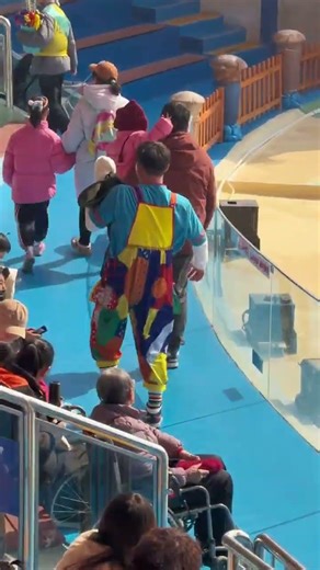 The street copy machine that sells happiness is online again, imitating the walking of passers-b