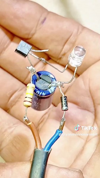 difference between 220 volt AC and 12 volt AC circuits, flashing lights #experiment #LED #220v #circuit #flashlight #project