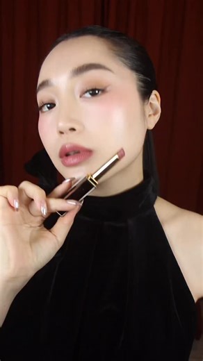 PONY PONG on Instagram: "💄✨ New Year, New Style! Embrace 2026 with a fresh take on your beauty routine. Meet the TOM FORD RUNWAY LIP STYLO MATTE! Your new everyday essential that perfectly complements your evolving vibe. This sleek black and gold beauty merges elegance with a weightless matte finish that feels like a second skin. Stepping into the year with confidence. With 10 stunning shades, you can switch up your look to match every moment. Let’s elevate our lip game together and step into t