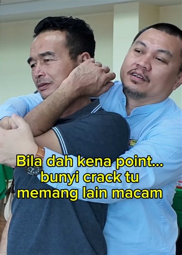 (Part 2) Start with checking body condition dulu, baru adjustment 🔍 Bila dah kena point… crack dia memang puas dengar 😮‍💨 Part 2 lagi padu,release satu-satu tension dalam badan. #sartreatment #bodypain #fyp #bonesetting #crackingbones Kapit : 6-7 April Mukah : 9-11 April Bintulu : 13-15 April Miri : 17-22 April (Closed on -19/4) Kuching: 25-26 April Bau : 27-28 April Serian : 29-30 April For enquiries & booking : Admin 1 : 601114698366 Admin 2 : 601125159772 Admin 3 : 60104115322