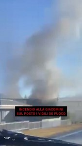 Incendio all'azienda Giacomini di San Maurizio d'Opaglio. Un' alta colonna di fumo è ben visibile da tutta la zona circostante; sul posto i vigili del fuoco. Al momento non si conoscono le cause del rogo. Secondo le primissime informazioni, da confermare, avrebbe preso fuoco un pannello solare del capannone destinato al reparto assemblaggio. La Giacomini produce componenti per impianti di riscaldamento, condizionamento e distribuzione di acqua sanitaria. | VCO Azzurra TV