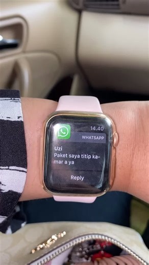 Smartwatch Message Display: Close-up of Everyday Use
