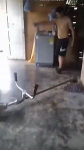 #EnRedes | Hombre en Choluteca usa chapiadora para trapiar en su casa. En el video, se puede ver al hombre manejando la chapiadora con habilidad, logrando pasar por debajo de los muebles y en los rincones de la habitación. La escena es cómica y ha sido calificada como "curiosa" y "divertida" por muchos usuarios. #Honduras. | Vida Visión S.P.A