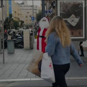895K views · 26K reactions | Déguisé en père Noël je suis allé à votre rencontre dans la rue ! Magie de Noël ? Regarde les dernières secondes  | Jarry | Facebook