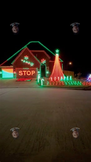 The instant Busta starts sounding like a malfunctioning printer, the lights know it’s go-time. Song: “Look At Me Now” — Busta Rhymes’ verse | HTown Frankie