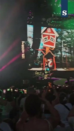 "Mannaggia a te": AURORA RAMAZZOTTI CANTA a sorpresa con papà EROS a TORINO