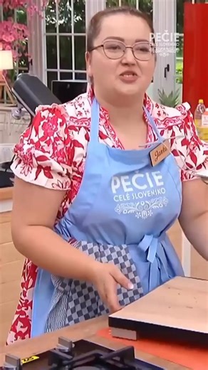 Pečie celé Slovensko | 😊 Technická podpora z domu sa dnes Janke zíde viac než inokedy. 🎂 Teraz je čas postaviť tortu, ktorá poprie gravitáciu. 📺 Sledujte šou... | Instagram