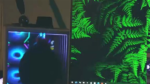 RGB氛围灯3000K暖光模式，电竞房秒变沉浸空间，低延迟触控调色，游戏时灯光随节奏律动，提升沉浸感。