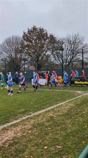 🔴⚫⚽🔵🔵 The teams are out! And what an away kit that is from Thornbury Town FC 😍 #UTS #goodtobehome | Droitwich Spa Football Club