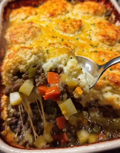EASY GROUND BEEF POT PIE CASSEROLE WITH CHEDDAR BAY BISCUIT TOPPING Hearty, cheesy, and full of comfort! 🥧🥩🧀 This Easy Ground Beef Pot Pie Casserole is loaded with savory beef and veggies in a creamy sauce — all topped with golden, buttery Cheddar Bay biscuits. A cozy, flavor-packed dinner that’s pure comfort in every bite! 😍 ............ Full Recipe in Coʍmеոτ 💬 | Quick Garden Methods