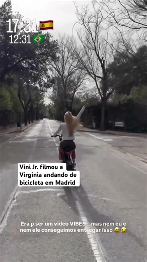 O Vini Jr. filmou a Virgínia andando de bicicleta pelo condomínio em Madrid #virginia #shorts