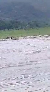 64K views · 159 reactions | Vea como un ponton que cruzaba el río Mapiri en la localidad del mismo nombre, se hundió cargado de tres vehículos. Se contabilizan desaparecidos. El hecho ocurrió al promediar las 13:30 hrs de este miércoles 14 de Noviembre. Seguiremos informando... Video: RRSS #Mapiri #LaPaz | Victor Hugo Rojas | Facebook