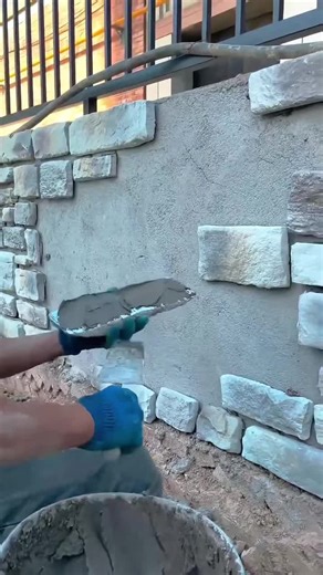 The meticulous stone-splitting technique restores the original texture of the stone, resulting in a rustic and substantial look that enhances your personalized home. #culturalstone #handwork #stonefactory #stoneveneer #granite